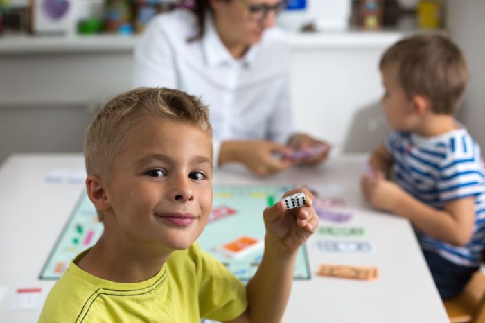 bambino gioca a monopoli giochi per bambini di 6 anni
