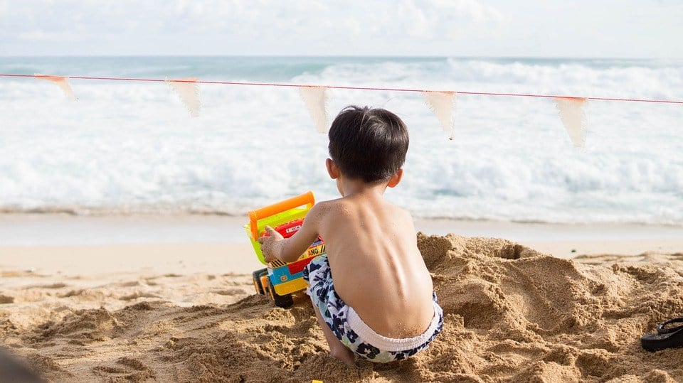 bambino gioca in spiaggia giochi in spiaggia per bambini