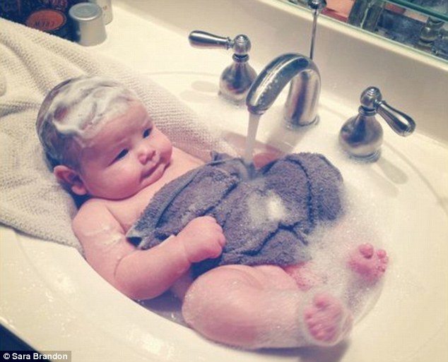 lavare un neonato nel lavandino