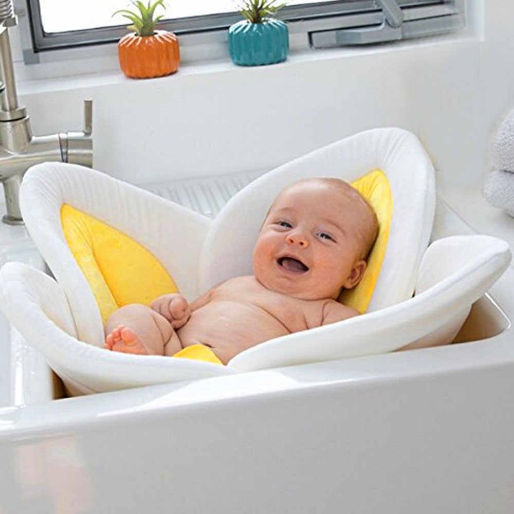 bagnetto del neonato nel lavandino