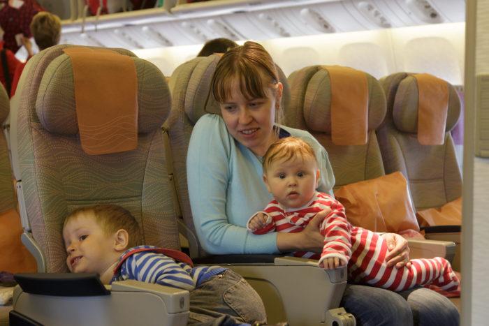 kinderen in een vliegtuig, moeder, op reis