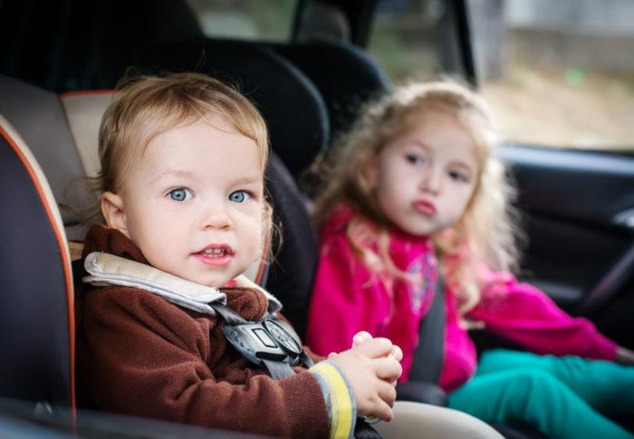 kleine kinderen reizen in de auto, ongevallen met kinderen voorkomen door autostoeltjes