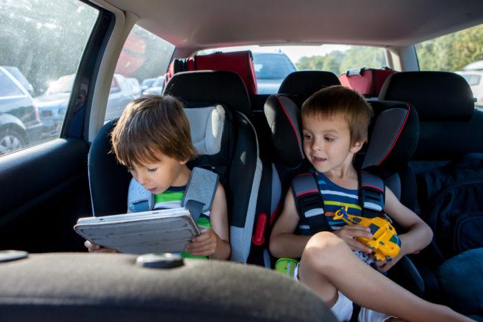 kinderen kijken tablet, reizen met de auto