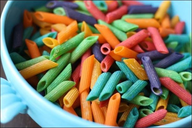 knutselen met pasta, gekleurde penne