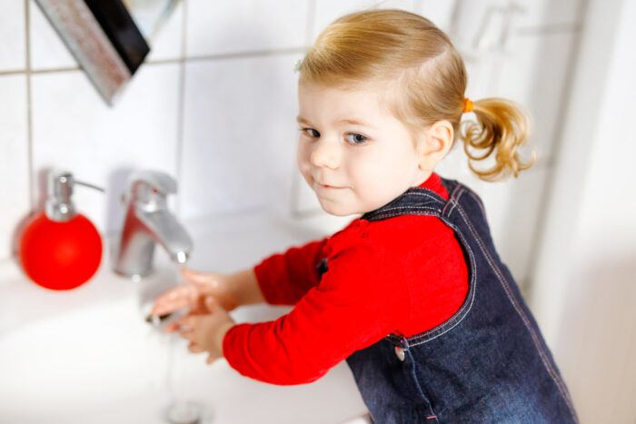 kind wast haar handen