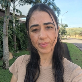 Valquiria, Babá em Anápolis