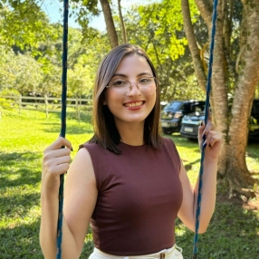 Letícia, Babá em Paraibuna