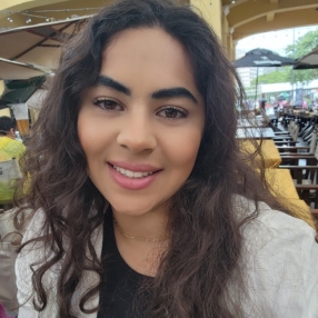 Naiele, Babysitter in São José