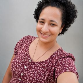 Almira, Babysitter in Magé