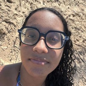 Emily, Babá em Penedo