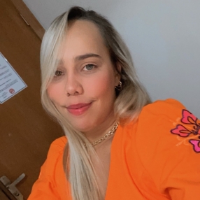 Larissa, Babá em Escada