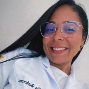 Julia, Babá em Camaçari