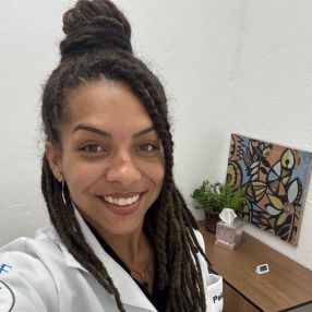 Gabrielle, Babysitter in Volta Redonda