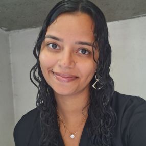 Hellen Karolinne, Babá em Pombos