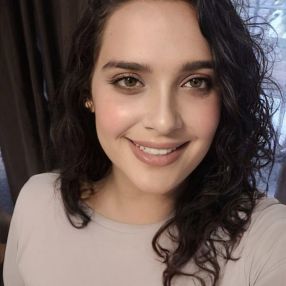 Lara, Babá em Pelotas