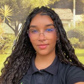 Larissa, Babá em Crato