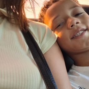 Emily, Família em Magé