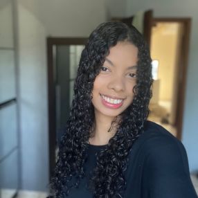 Aline, Babá em São Vicente