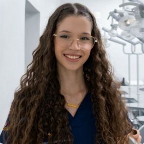 Lavínia kelly, Babá em Monte Aprazível