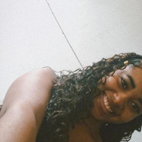 Emily, Babá em Candeias