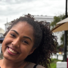 Emanuelly, Babá em Paranaguá