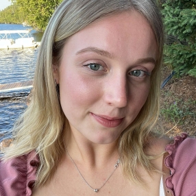 Jena, Babysitter à East Gwillimbury
