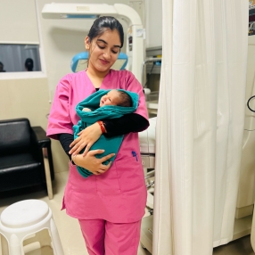 Parneet, Babysitter in Langley