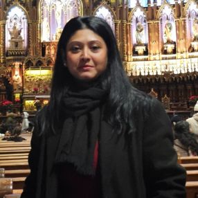 Azmira, Babysitter in London