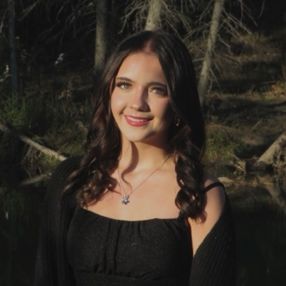 Halle, Babysitter in Rocky Mountain House