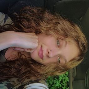 Chloe, Babysitter in Petrolia