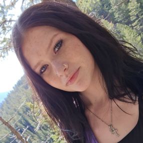 Chloe, Babysitter in Lacombe
