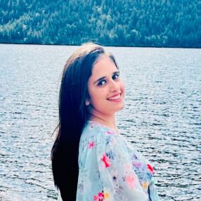 Khushi, Babysitter à Surrey