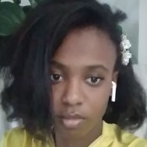 Victoria, Babysitter à Laval