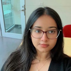 Simran, Babysitter à Surrey