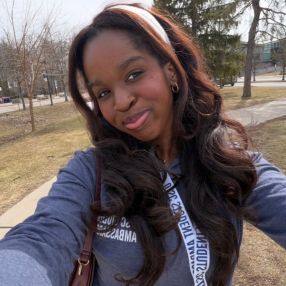 Adah, Babysitter à Pickering