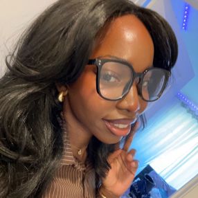 Toria, Babysitter à Leduc