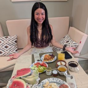 Vy, Babysitter in Calgary