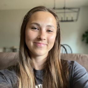 Hana, Babysitter à Winnipeg