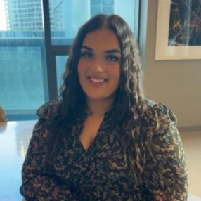 Hamna, Babysitter à Caledon
