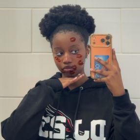 Enza, Babysitter à Dollard-Des Ormeaux