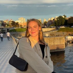 Sara, Babysitter in Victoria