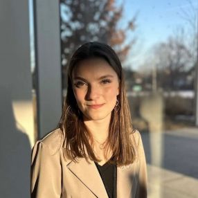 Julie, Babysitter à Wellington County