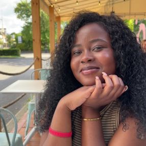 Naima, Babysitter in Laval