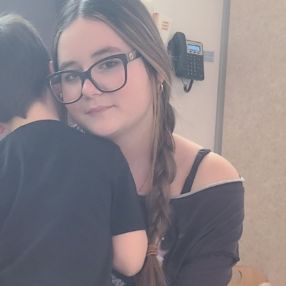 Lea, Babysitter à Varennes