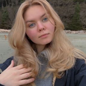 Marina, Babysitter à Surrey