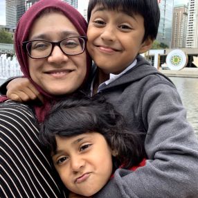 Asnia, Famille à London
