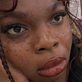 Nifemi, Babysitter à Bedford