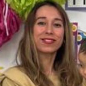 Mina, Babysitter in Red Deer