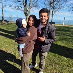 Shruti, Famille à Ajax