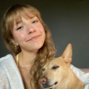 Chloe, Babysitter in Russell